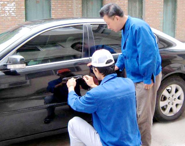 青村镇汽车钥匙丢在车里面怎么办?